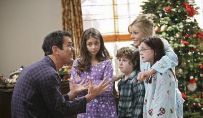 Modern_family_undeck_the_halls_400x400