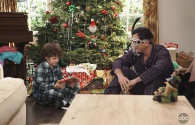 Modern_family_undeck_the_halls_2_400x400