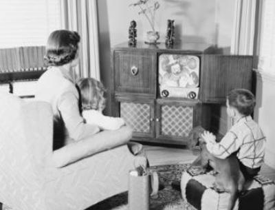 Mother_watching_tv_with_family_400x400